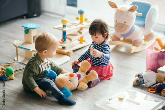 Deux jeunes enfants qui jouent dans une crèche