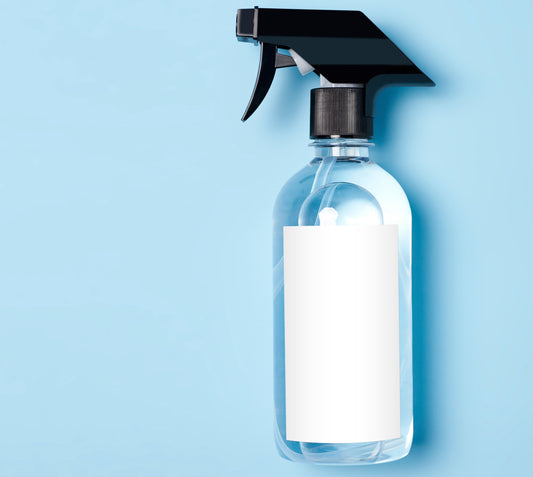 Un flacon spray contenant un liquide, sur fond bleu