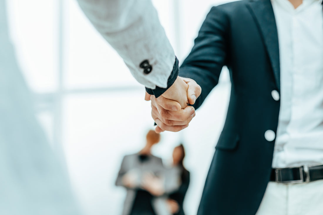 Deux professionnels qui se serrent la main
