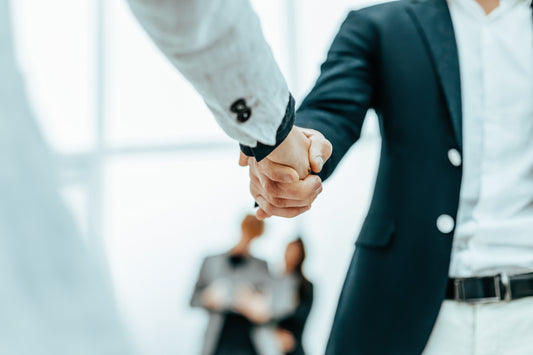 Deux professionnels qui se serrent la main