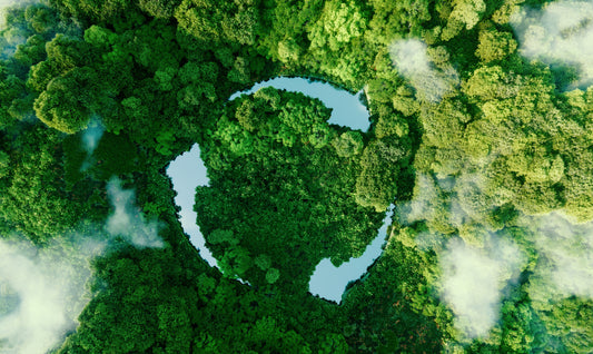 Prise de vue du dessus d'une forêt verdoyante avec trois lacs qui forment le symbole du recyclage