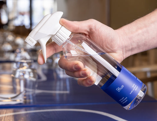 Le produit désinfectant Blue dans la main d'un restaurateur