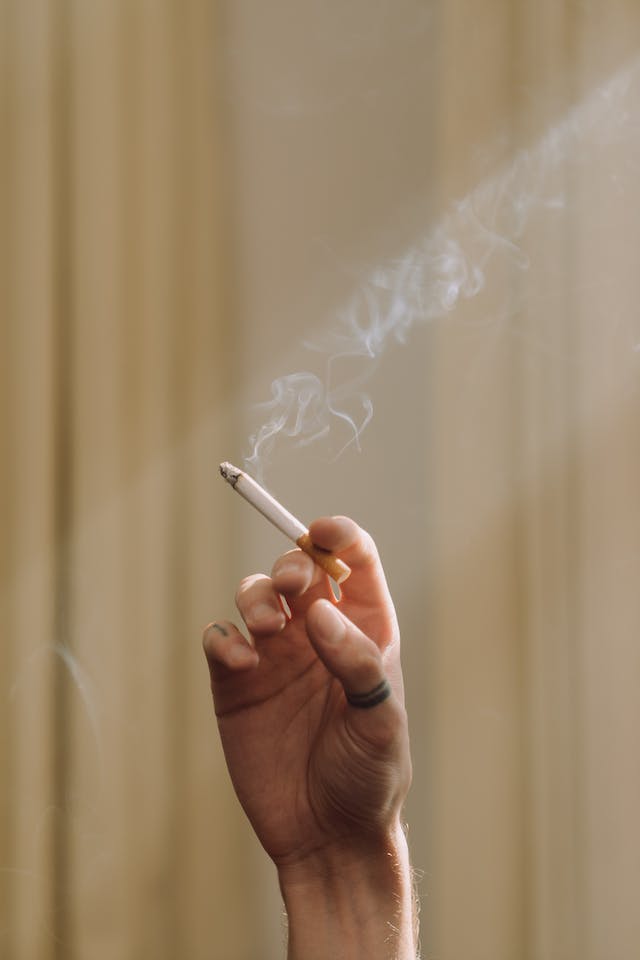 Fumer des cigarettes et nettoyer votre maison : c'est pareil ?