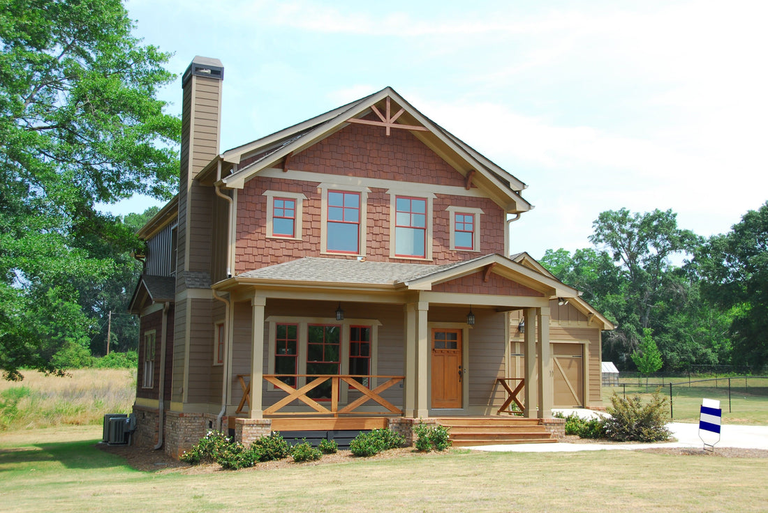 Maison en bois rouge entourée d'arbres 